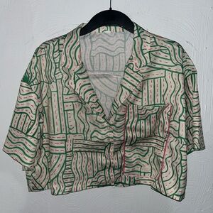 Cropped women’s top. Size S, fits M. Fun pattern.